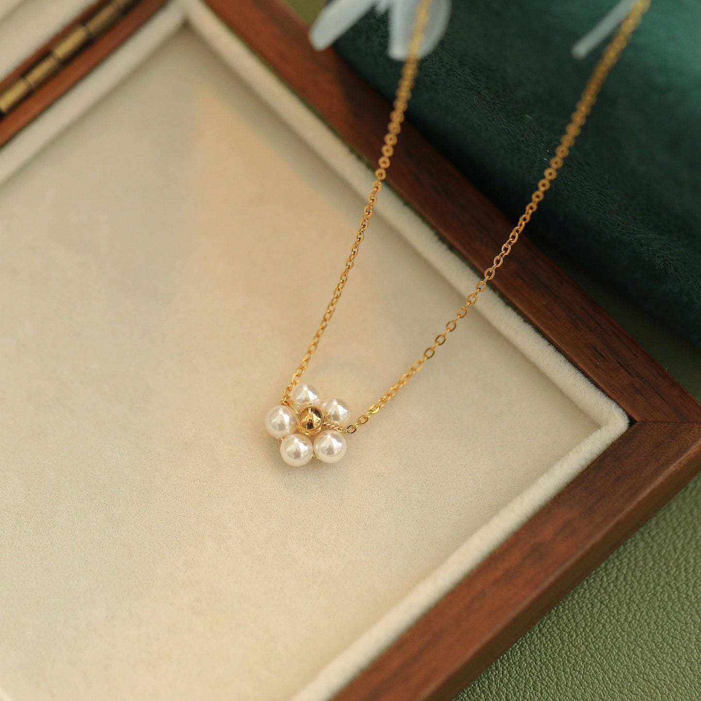 Handmade Daisy Pearl Flower Necklace
